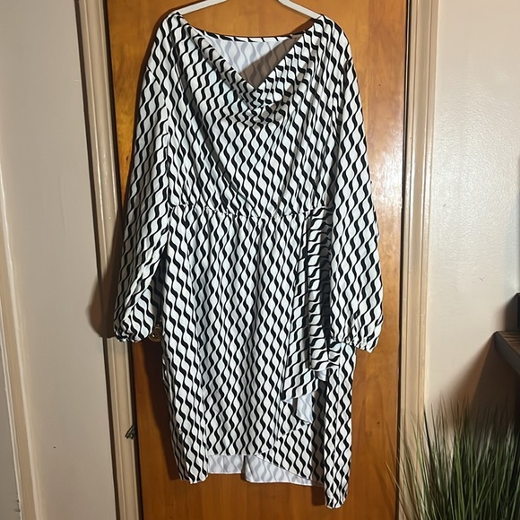 Elegant Black and White Wave Blouse - Picture 1 of 2